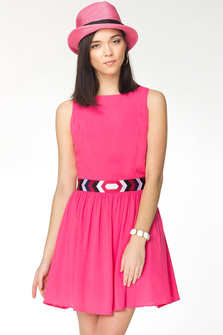 Фото товара 7274, летнее платье с вышитым поясом и вырезами на спине