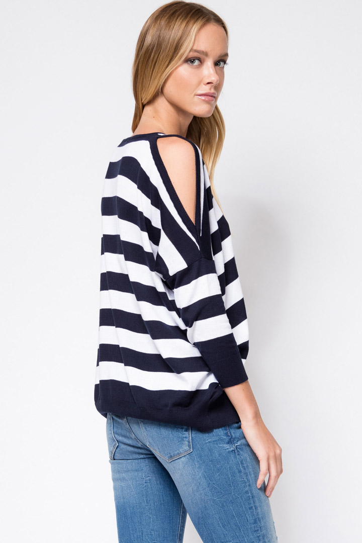 Фото товара 9511, джемпер с открытыми плечами