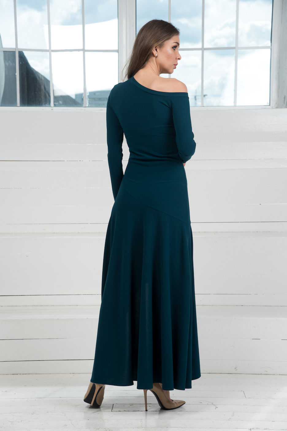 Фото товара 9597, платье с открытым плечом и длинными рукавами