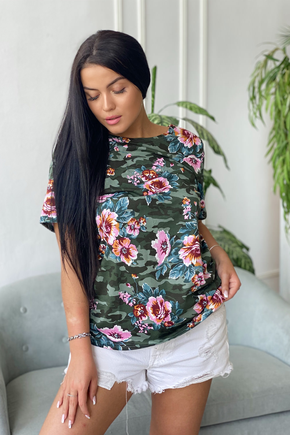 Фото товара 22857, женская зеленая свободная футболка с цветами